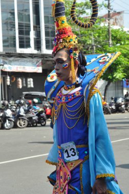 Banjarmasin, Güney Kalimantan, Endonezya - 01 Ekim 2022: Dayak ve Sasirangan modası, Güney Kalimantan eyalet hükümetinin düzenlediği kültür festivali karnavalında sahnelendi