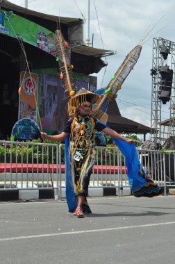 Banjarmasin, Güney Kalimantan, Endonezya - 01 Ekim 2022: Dayak ve Sasirangan modası, Güney Kalimantan eyalet hükümetinin düzenlediği kültür festivali karnavalında sahnelendi