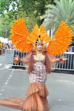 Banjarmasin, Güney Kalimantan, Endonezya - 01 Ekim 2022: Dayak ve Sasirangan modası, Güney Kalimantan eyalet hükümetinin düzenlediği kültür festivali karnavalında sahnelendi