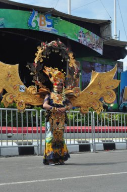 Banjarmasin, Güney Kalimantan, Endonezya - 01 Ekim 2022: Dayak ve Sasirangan modası, Güney Kalimantan eyalet hükümetinin düzenlediği kültür festivali karnavalında sahnelendi