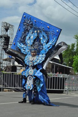 Banjarmasin, Güney Kalimantan, Endonezya - 01 Ekim 2022: Dayak ve Sasirangan modası, Güney Kalimantan eyalet hükümetinin düzenlediği kültür festivali karnavalında sahnelendi