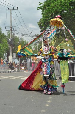 Banjarmasin, Güney Kalimantan, Endonezya - 01 Ekim 2022: Dayak ve Sasirangan modası, Güney Kalimantan eyalet hükümetinin düzenlediği kültür festivali karnavalında sahnelendi