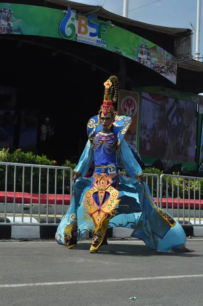 Banjarmasin, Güney Kalimantan, Endonezya - 01 Ekim 2022: Dayak ve Sasirangan modası, Güney Kalimantan eyalet hükümetinin düzenlediği kültür festivali karnavalında sahnelendi