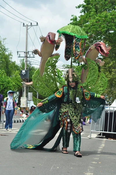 Banjarmasin, Güney Kalimantan, Endonezya - 01 Ekim 2022: Dayak ve Sasirangan modası, Güney Kalimantan eyalet hükümetinin düzenlediği kültür festivali karnavalında sahnelendi