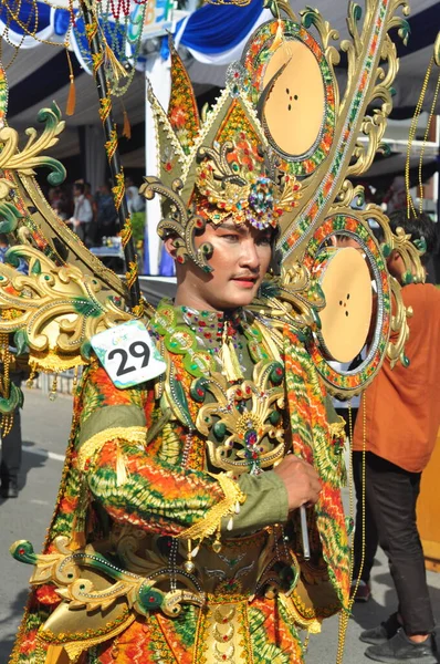 インドネシア 南カリマンタン州バンジャルマシン 2022年10月1日 南カリマンタン州政府が開催した文化的ファッション祭りのカーニバル中に行われたデイクとサシランガンのファッション — ストック写真
