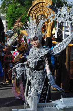 Banjarmasin, Güney Kalimantan, Endonezya - 01 Ekim 2022: Dayak ve Sasirangan modası, Güney Kalimantan eyalet hükümetinin düzenlediği kültür festivali karnavalında sahnelendi