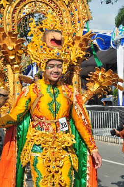 Banjarmasin, Güney Kalimantan, Endonezya - 01 Ekim 2022: Dayak ve Sasirangan modası, Güney Kalimantan eyalet hükümetinin düzenlediği kültür festivali karnavalında sahnelendi