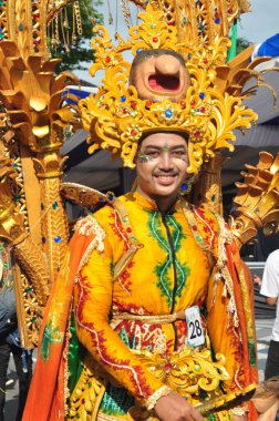 Banjarmasin, Güney Kalimantan, Endonezya - 01 Ekim 2022: Dayak ve Sasirangan modası, Güney Kalimantan eyalet hükümetinin düzenlediği kültür festivali karnavalında sahnelendi