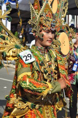 Banjarmasin, Güney Kalimantan, Endonezya - 01 Ekim 2022: Dayak ve Sasirangan modası, Güney Kalimantan eyalet hükümetinin düzenlediği kültür festivali karnavalında sahnelendi