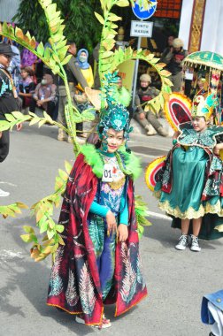 Banjarmasin, Güney Kalimantan, Endonezya - 01 Ekim 2022: Dayak ve Sasirangan modası, Güney Kalimantan eyalet hükümetinin düzenlediği kültür festivali karnavalında sahnelendi