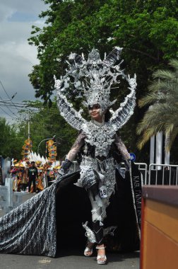 Banjarmasin, Güney Kalimantan, Endonezya - 01 Ekim 2022: Dayak ve Sasirangan modası, Güney Kalimantan eyalet hükümetinin düzenlediği kültür festivali karnavalında sahnelendi