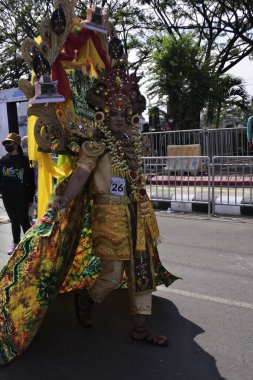 Banjarmasin, Güney Kalimantan, Endonezya - 01 Ekim 2022: Dayak ve Sasirangan modası, Güney Kalimantan eyalet hükümetinin düzenlediği kültür festivali karnavalında sahnelendi