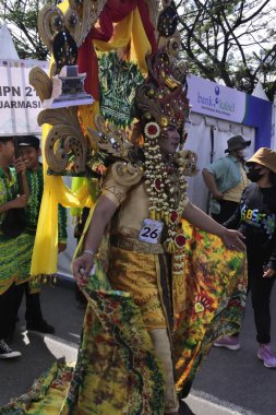 Banjarmasin, Güney Kalimantan, Endonezya - 01 Ekim 2022: Dayak ve Sasirangan modası, Güney Kalimantan eyalet hükümetinin düzenlediği kültür festivali karnavalında sahnelendi