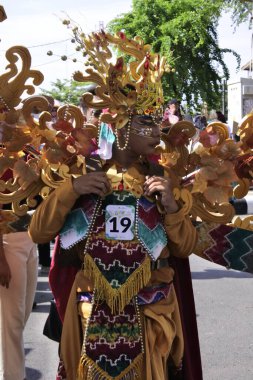 Banjarmasin, Güney Kalimantan, Endonezya - 01 Ekim 2022: Dayak ve Sasirangan modası, Güney Kalimantan eyalet hükümetinin düzenlediği kültür festivali karnavalında sahnelendi