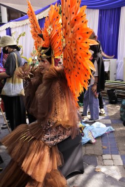 Banjarmasin, Güney Kalimantan, Endonezya - 01 Ekim 2022: Dayak ve Sasirangan modası, Güney Kalimantan eyalet hükümetinin düzenlediği kültür festivali karnavalında sahnelendi