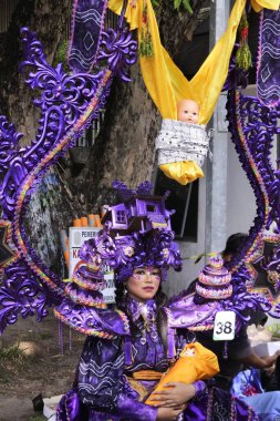 Banjarmasin, Güney Kalimantan, Endonezya - 01 Ekim 2022: Dayak ve Sasirangan modası, Güney Kalimantan eyalet hükümetinin düzenlediği kültür festivali karnavalında sahnelendi