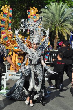 Banjarmasin, Güney Kalimantan, Endonezya - 01 Ekim 2022: Dayak ve Sasirangan modası, Güney Kalimantan eyalet hükümetinin düzenlediği kültür festivali karnavalında sahnelendi