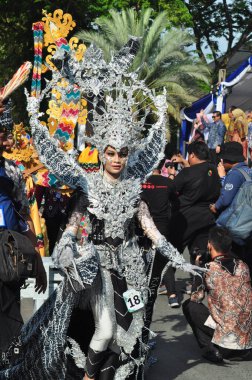 Banjarmasin, Güney Kalimantan, Endonezya - 01 Ekim 2022: Dayak ve Sasirangan modası, Güney Kalimantan eyalet hükümetinin düzenlediği kültür festivali karnavalında sahnelendi