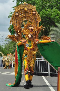 Banjarmasin, Güney Kalimantan, Endonezya - 01 Ekim 2022: Dayak ve Sasirangan modası, Güney Kalimantan eyalet hükümetinin düzenlediği kültür festivali karnavalında sahnelendi