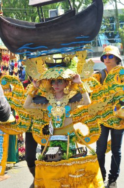 Banjarmasin, Güney Kalimantan, Endonezya - 01 Ekim 2022: Dayak ve Sasirangan modası, Güney Kalimantan eyalet hükümetinin düzenlediği kültür festivali karnavalında sahnelendi