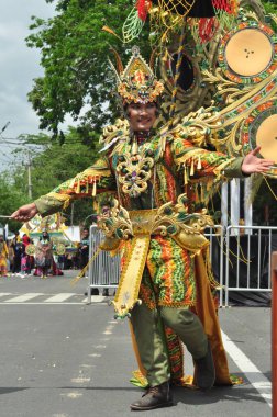 Banjarmasin, Güney Kalimantan, Endonezya - 01 Ekim 2022: Dayak ve Sasirangan modası, Güney Kalimantan eyalet hükümetinin düzenlediği kültür festivali karnavalında sahnelendi