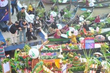 Martapura, Banjar Regency 30 Ekim 2022: Lok Baintan Yüzen Piyasa Festivali 2022, Lok Baintan Liman Köprüsü.