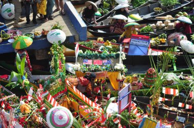 Martapura, Banjar Regency 30 Ekim 2022: Lok Baintan Yüzen Piyasa Festivali 2022, Lok Baintan Liman Köprüsü.