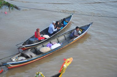 Martapura, Banjar Regency 30 Ekim 2022: Lok Baintan Yüzen Piyasa Festivali 2022, Lok Baintan Liman Köprüsü.
