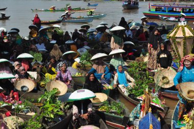 Martapura, Banjar Regency 30 Ekim 2022: Lok Baintan Yüzen Piyasa Festivali 2022, Lok Baintan Liman Köprüsü.