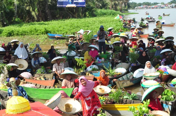 Martapura, Banjar Regency 30 Ekim 2022: Lok Baintan Yüzen Piyasa Festivali 2022, Lok Baintan Liman Köprüsü.