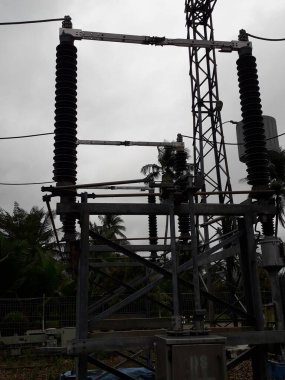 Yüksek voltajlı santralin bağlantısını kesiyorum. Elektrik şebekesinin enerji yalıtımı sağlayan kısımları kullanarak güvenli izolasyon sağlamak için kullanılan anahtar..