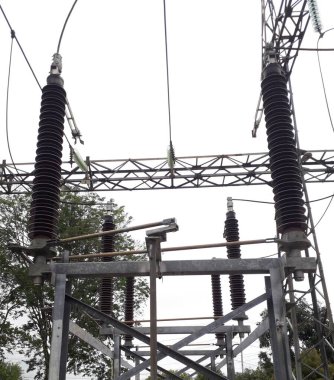 Yüksek voltajlı santralin bağlantısını kesiyorum. Elektrik şebekesinin enerji yalıtımı sağlayan kısımları kullanarak güvenli izolasyon sağlamak için kullanılan anahtar..