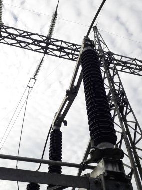 Yüksek voltajlı santralin bağlantısını kesiyorum. Elektrik şebekesinin enerji yalıtımı sağlayan kısımları kullanarak güvenli izolasyon sağlamak için kullanılan anahtar..