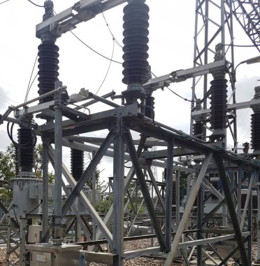 Yüksek voltajlı santralin bağlantısını kesiyorum. Elektrik şebekesinin enerji yalıtımı sağlayan kısımları kullanarak güvenli izolasyon sağlamak için kullanılan anahtar..