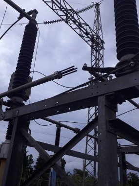 Yüksek voltajlı santralin bağlantısını kesiyorum. Elektrik şebekesinin enerji yalıtımı sağlayan kısımları kullanarak güvenli izolasyon sağlamak için kullanılan anahtar..