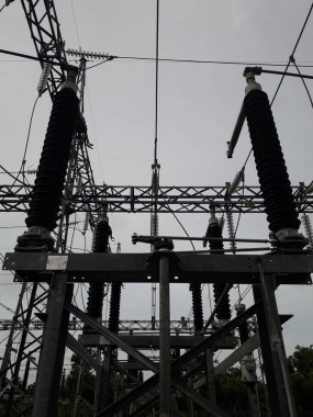 Yüksek voltajlı santralin bağlantısını kesiyorum. Elektrik şebekesinin enerji yalıtımı sağlayan kısımları kullanarak güvenli izolasyon sağlamak için kullanılan anahtar..