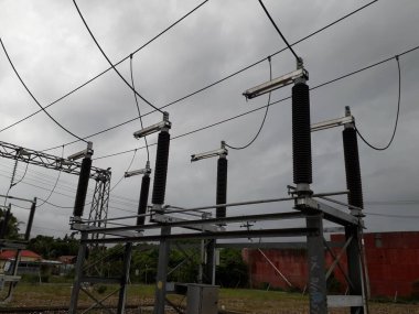 Yüksek voltajlı santralin bağlantısını kesiyorum. Elektrik şebekesinin enerji yalıtımı sağlayan kısımları kullanarak güvenli izolasyon sağlamak için kullanılan anahtar..