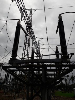 Yüksek voltajlı santralin bağlantısını kesiyorum. Elektrik şebekesinin enerji yalıtımı sağlayan kısımları kullanarak güvenli izolasyon sağlamak için kullanılan anahtar..