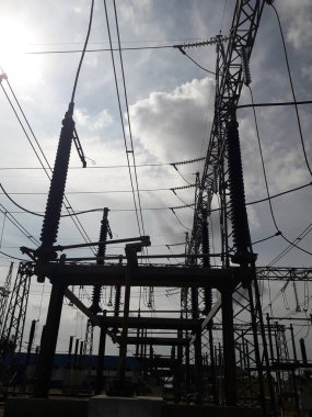 Yüksek voltajlı santralin bağlantısını kesiyorum. Elektrik şebekesinin enerji yalıtımı sağlayan kısımları kullanarak güvenli izolasyon sağlamak için kullanılan anahtar..