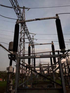 Yüksek voltajlı santralin bağlantısını kesiyorum. Elektrik şebekesinin enerji yalıtımı sağlayan kısımları kullanarak güvenli izolasyon sağlamak için kullanılan anahtar..