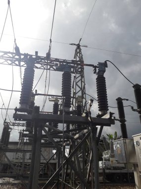 Yüksek voltajlı santralin bağlantısını kesiyorum. Elektrik şebekesinin enerji yalıtımı sağlayan kısımları kullanarak güvenli izolasyon sağlamak için kullanılan anahtar..