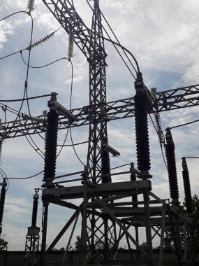 Yüksek voltajlı santralin bağlantısını kesiyorum. Elektrik şebekesinin enerji yalıtımı sağlayan kısımları kullanarak güvenli izolasyon sağlamak için kullanılan anahtar..