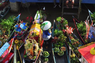 Martapura, Banjar Regency 30 Ekim 2022: Lok Baintan Yüzen Piyasa Festivali 2022, Lok Baintan Liman Köprüsü.