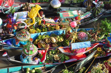 Martapura, Banjar Regency 30 Ekim 2022: Lok Baintan Yüzen Piyasa Festivali 2022, Lok Baintan Liman Köprüsü.