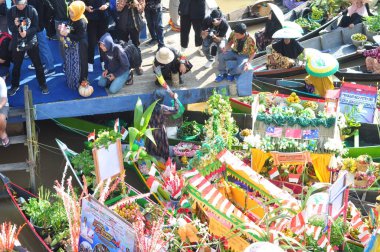 Martapura, Banjar Regency 30 Ekim 2022: Lok Baintan Yüzen Piyasa Festivali 2022, Lok Baintan Liman Köprüsü.