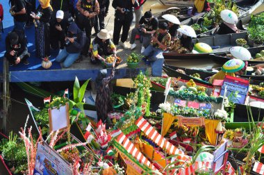 Martapura, Banjar Regency 30 Ekim 2022: Lok Baintan Yüzen Piyasa Festivali 2022, Lok Baintan Liman Köprüsü.