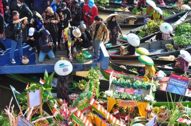 Martapura, Banjar Regency 30 Ekim 2022: Lok Baintan Yüzen Piyasa Festivali 2022, Lok Baintan Liman Köprüsü.