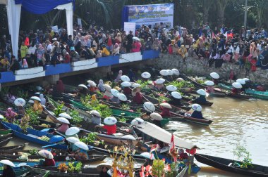 Martapura, Banjar Regency 30 Ekim 2022: Lok Baintan Yüzen Piyasa Festivali 2022, Lok Baintan Liman Köprüsü.