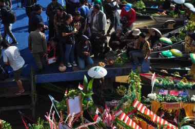 Martapura, Banjar Regency 30 Ekim 2022: Lok Baintan Yüzen Piyasa Festivali 2022, Lok Baintan Liman Köprüsü.