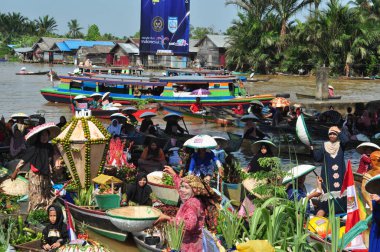 Martapura, Banjar Regency 30 Ekim 2022: Lok Baintan Yüzen Piyasa Festivali 2022, Lok Baintan Liman Köprüsü.